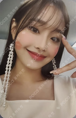 [&] A Chuu photocard image