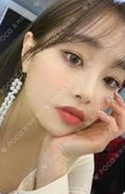 [&] A Chuu photocard image