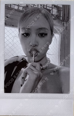 R ROSE photocard image