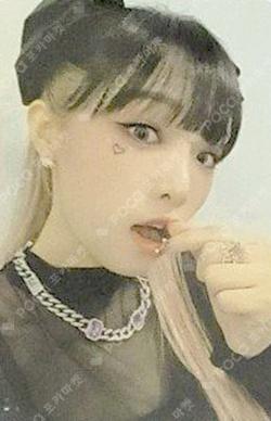 SMiLEY BEHIND BOOK YENA photocard image