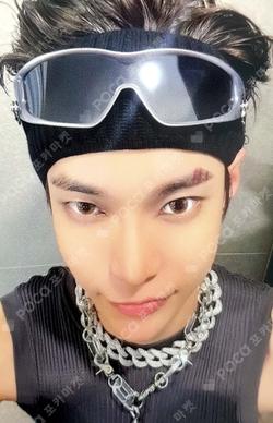 2 Baddies '질주' STREET ACRYLIC STAND KEY RING