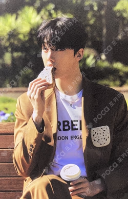 2022 OFFICIAL PHOTO BOOK [MAGAZINE] TRADING CARD 28