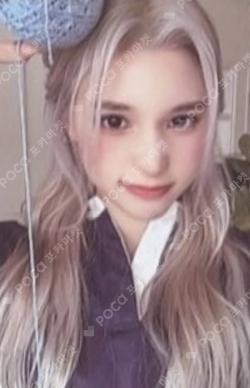 LOVESTRUCK! EYE CONTACT ver. HUENING BAHIYYIH photocard image
