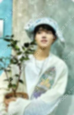 WHO! YES24 RIWOO photocard image