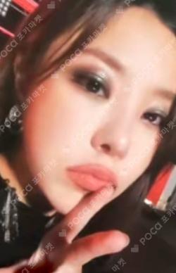 [MIC ON] MAIN ver. Whee In photocard image