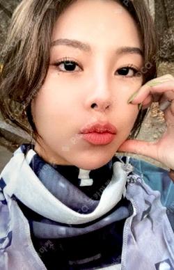 WHEE East ver. Whee In photocard image