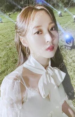 WAW Moon Byul photocard image