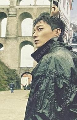 YOON DUJUN - OFFICIAL PHOTO BOOK [HIS INSTANT MOMENTS] TRADING CARD YOON DU JUN photocard image