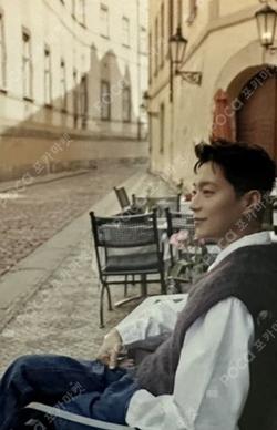 YOON DUJUN - OFFICIAL PHOTO BOOK [HIS INSTANT MOMENTS] DRAWING MAGNET YOON DU JUN photocard image