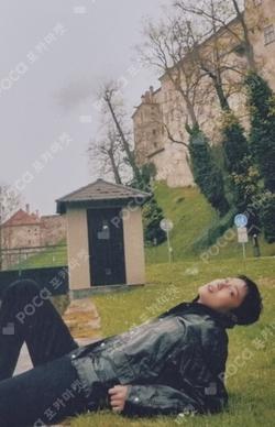 YOON DUJUN - OFFICIAL PHOTO BOOK [HIS INSTANT MOMENTS] TRADING CARD YOON DU JUN photocard image