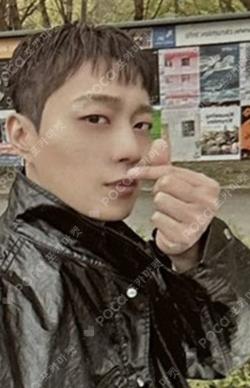 YOON DUJUN - OFFICIAL PHOTO BOOK [HIS INSTANT MOMENTS] TRADING CARD YOON DU JUN photocard image