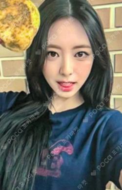 ITZY YUNA photocard image