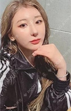 Over The Moon NIGHT ver. LEECHAEYEON photocard image