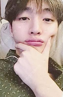 2022 YOON JISUNG SEASON'S GREETINGS Yoon Ji Sung photocard image