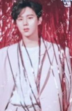 wallaVU KIM WOO SEOK photocard image