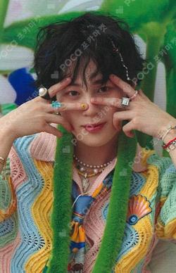 WELCOME TO STRANGE WORLD RANDOM PHOTOCARD SET