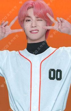 NCT ZONE POP-UP SPACE BASEBALL PLAYER ACRYLIC KEY RING + PHOTO CARD SET