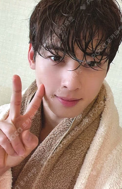 2022 OFFICIAL PHOTO BOOK [MAGAZINE]