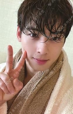 2022 OFFICIAL PHOTO BOOK [MAGAZINE] ChaEunwoo photocard image