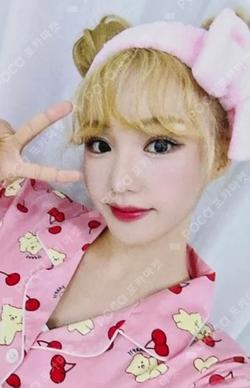 UNFRAMED WITHMUU NANA photocard image