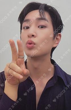 FLOW POP-UP STORE TRADING PHOTOCARD