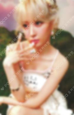 CRAZY COMPACT ver. UNIVERSAL SAKURA photocard image