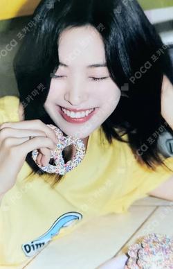 ITZY 2024 SEASON'S GREETINGS [Best Friends Forever] TRADING CARD RYUJIN photocard image