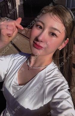 Over The Moon DAY ver. LEECHAEYEON photocard image