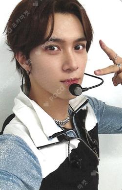 Give Me That RANDOM TRADING CARD SET PINK VER. HENDERY photocard image