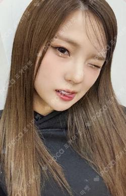 TIPI-TAP WHOSFAN LUCKY DRAW YUJIN photocard image