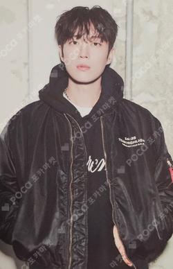 2025 SEASON’S GREETINGS CALENDAR TRADING PHOTO CARD YOON DU JUN photocard image