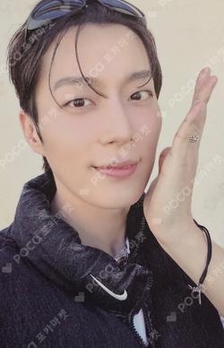 2025 SEASON’S GREETINGS CALENDAR TRADING PHOTO CARD YOON DU JUN photocard image