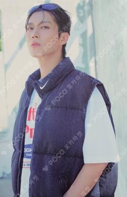 2025 SEASON’S GREETINGS CALENDAR TRADING PHOTO CARD YOON DU JUN photocard image