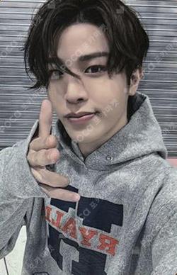 TREASURE 2025 SEASON’S GREETINGS TREASURE TRADING PHOTOCARD SO JUNG HWAN photocard image