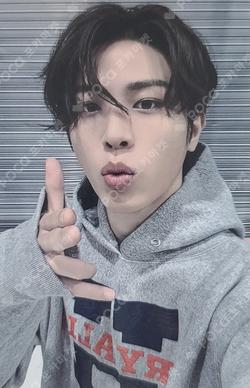 TREASURE 2025 SEASON’S GREETINGS SO JUNG HWAN photocard image