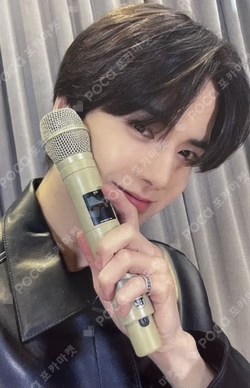 THE BOYZ 2ND WORLD TOUR : ZENERATION ACRYLIC MICROPHONE KEY RING