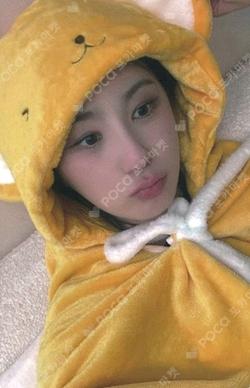 SHOWDOWN JUMP UP LEECHAEYEON photocard image
