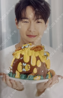 I'm from SHOWNU photocard image