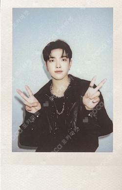 ATEEZ WORLD TOUR [THE FELLOWSHIP : BREAK THE WALL] IN SEOUL PHOTO SET HONGJOONG photocard image
