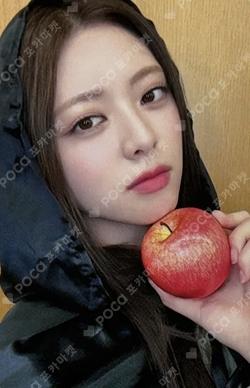 ITZY YUNA photocard image