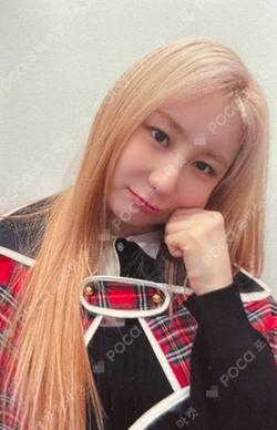 Over The Moon MAKESTAR LEECHAEYEON photocard image