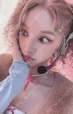 I feel PhotoBook Ver. YUQI photocard image