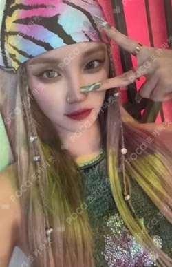 I feel TOU Creculture YUQI photocard image
