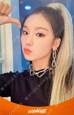 IT'z ME YEJI photocard image