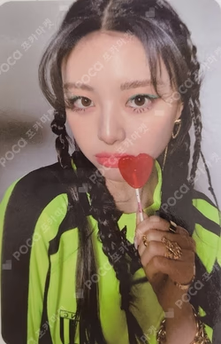 ITZY YUNA photocard image