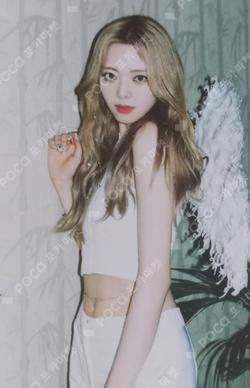 ITZY YUNA photocard image