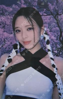 ITZY YUNA photocard image
