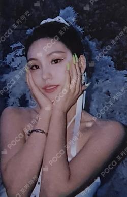 ITZY YEJI photocard image