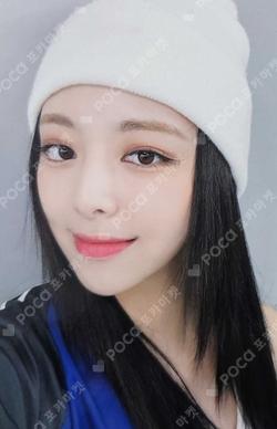 2021 OFFICIAL MERCHANDISE NO BAD DAYS NOVEMBER LIMITED MONTHLY KIT SWEET ME UP YUNA photocard image