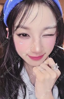 We are Version WE YUQI photocard image